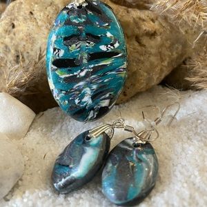 Polymer clay simple pendant and earrings. Rich blue colour tones LL2C NE 207